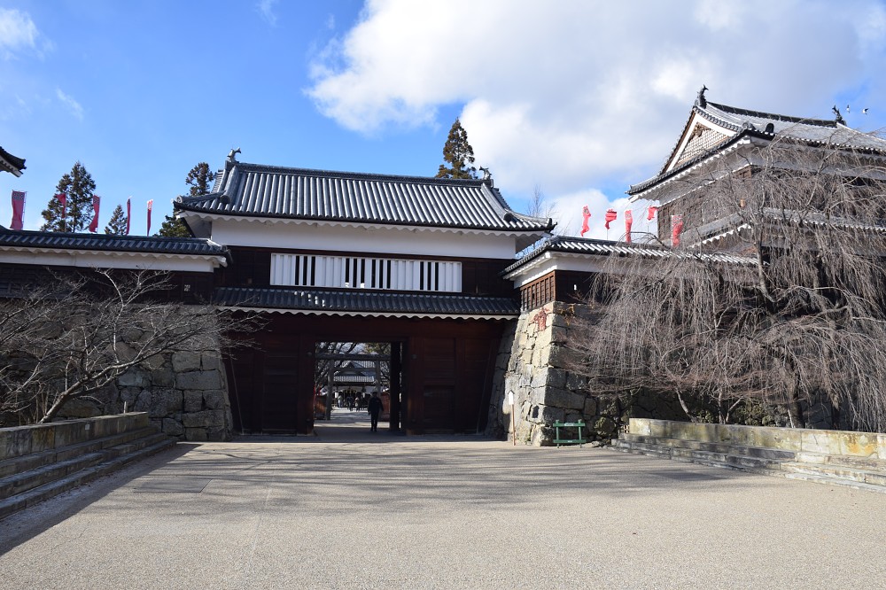 上田城跡公園。門の奥には上田城本丸跡に鎮座する真田神社が見える