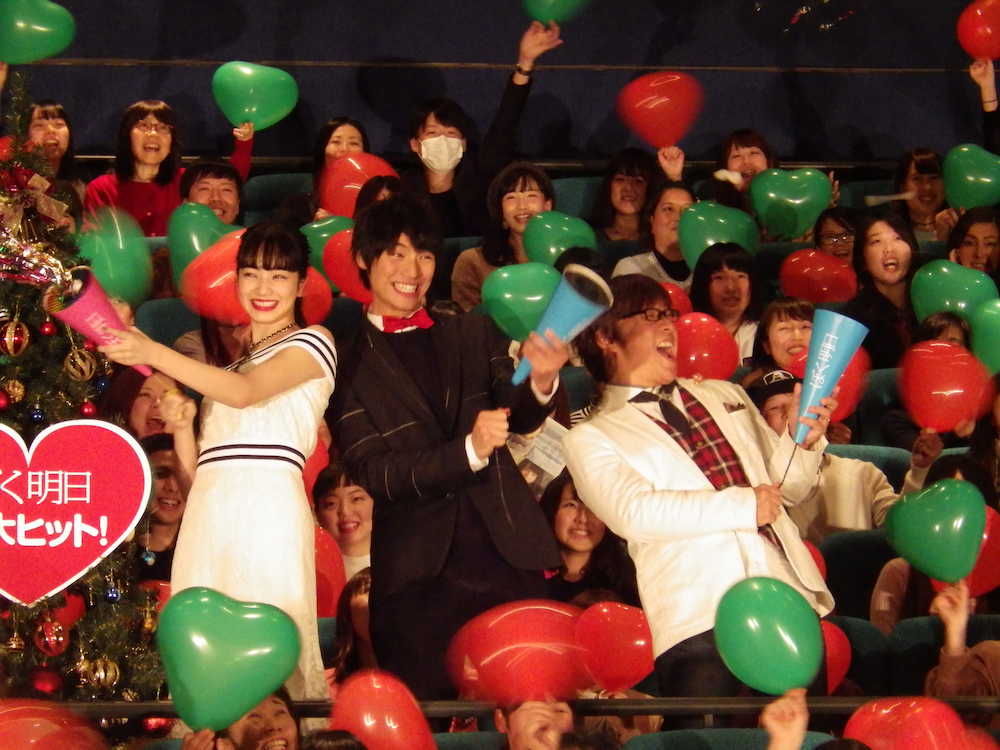 映画のクリスマスイベントでファンと交流する（左から）小松菜奈、福士蒼汰、三木孝浩監督