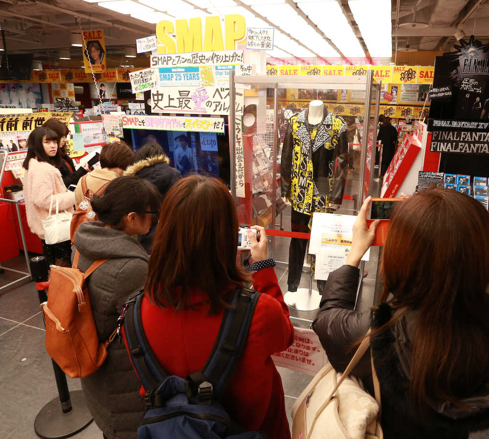 タワーレコード渋谷店に設けられたＳＭＡＰコーナーには大勢のファンが詰めかける
