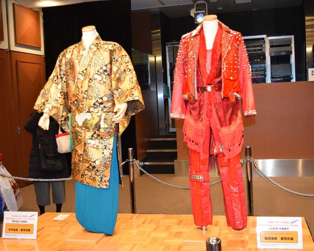 東京・銀座の山野楽器本店イベントコーナーに展示されたライブで使用した木村拓哉の衣装（左）と稲垣吾郎の衣装