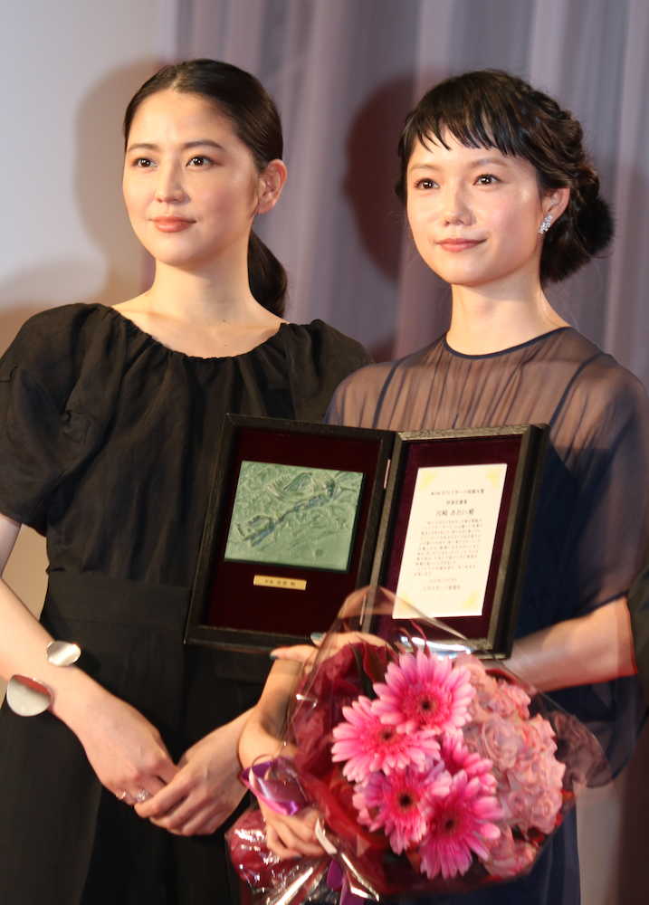 助演女優を受賞した宮崎あおい（右）とプレゼンターの長澤まさみ。