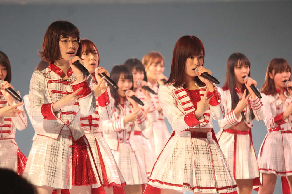 紅白歌合戦リハーサル「夢の紅白選抜ＳＰメドレー」を歌う島崎遥香（左）ら「ＡＫＢ４８」メンバー