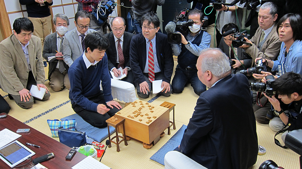 １４歳ｖｓ７６歳。夢の対決は藤井聡太四段（左）の勝利
