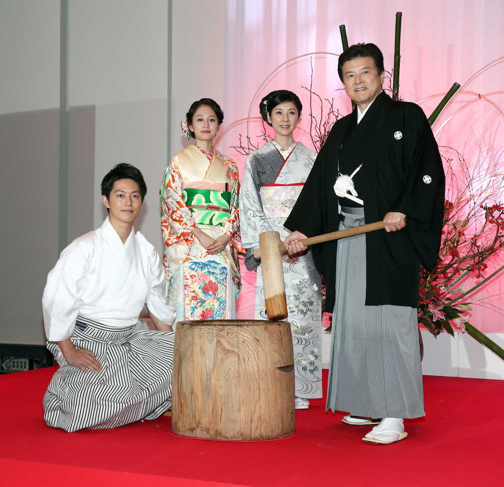 餅つきを行う（左から）工藤阿須加、前田敦子、黒木瞳、三浦友和
