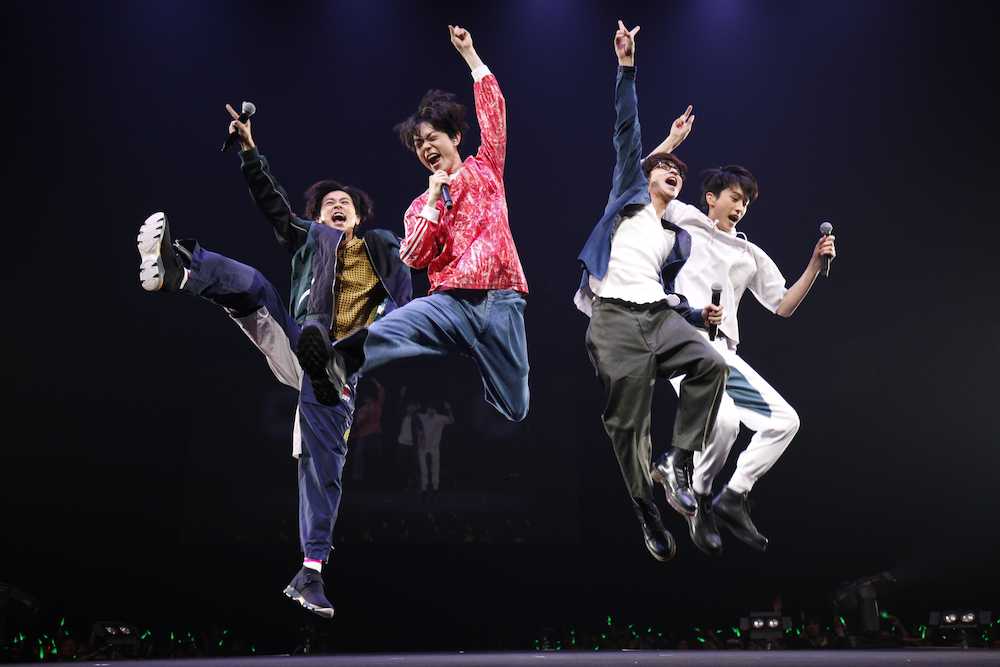 飛び上がりながら熱唱するグリーンボーイズ（左から）成田凌、菅田将暉、横浜流星、杉野遥亮