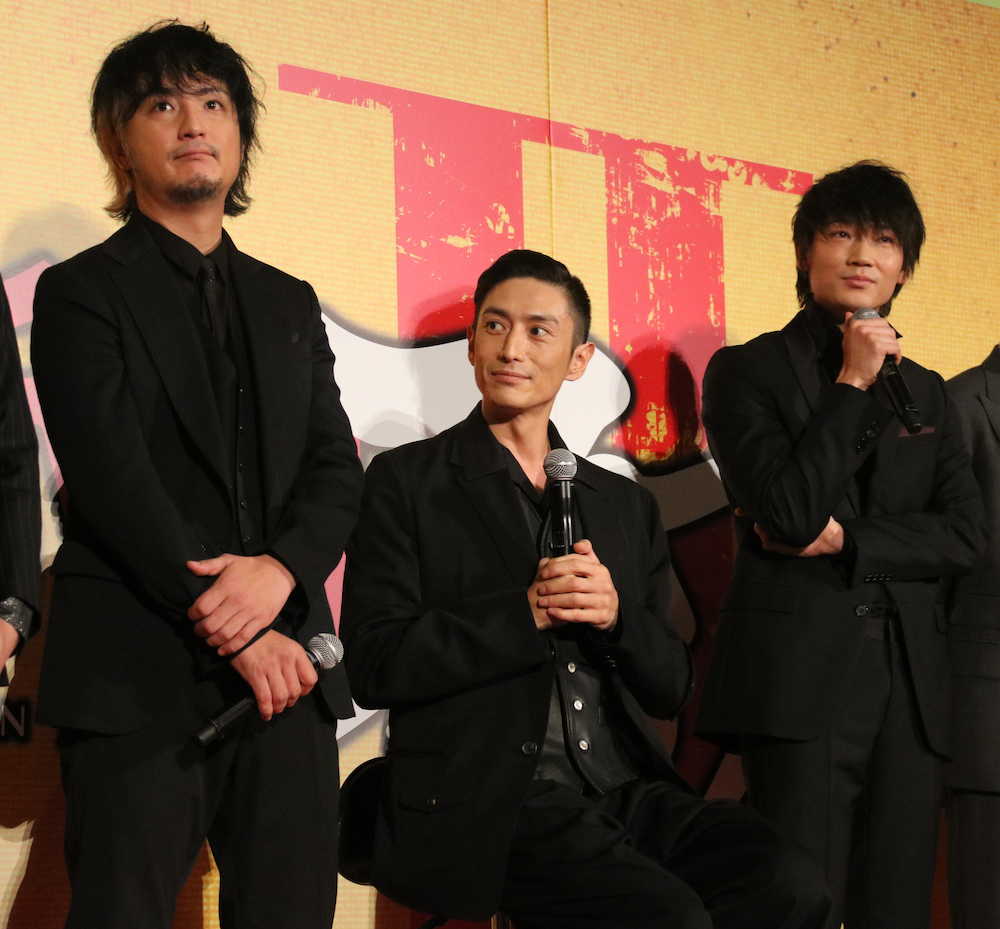 舞台あいさつに登場し、座ってトークする伊勢谷友介と上地雄輔（左）、綾野剛（右）