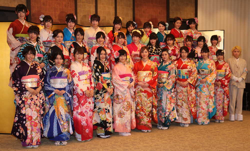 「ＡＫＢ４８グループ２０１７年成人式イベント」で新成人となったＳＫＥ４８の松井珠理奈（前列左から６番目）、ＨＫＴ４８・ＡＫＢ４８兼任の兒玉遥（前列左から７番目）らＡＫＢ４８グループ３２人