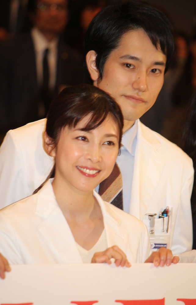 「Ａ　ＬＩＦＥ〜愛しき人〜」の舞台あいさつに登場した竹内結子（左）と松山ケンイ