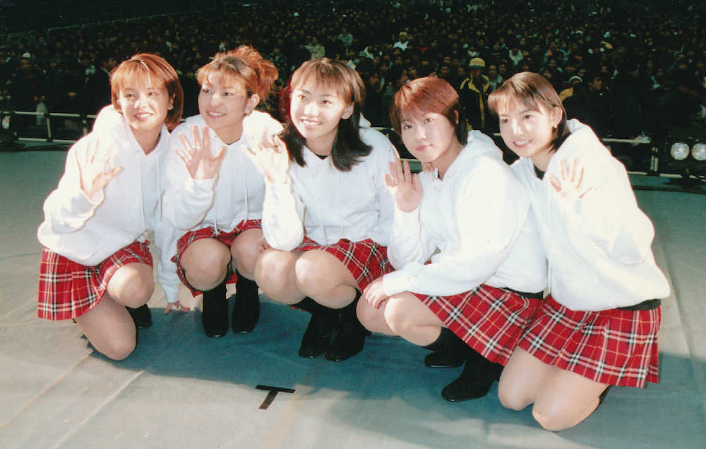 １９９８年２月、デビューイベントで笑顔を見せるモーニング娘。の（左から）中澤裕子、石黒彩、飯田圭織、福田明日香、安倍なつみ