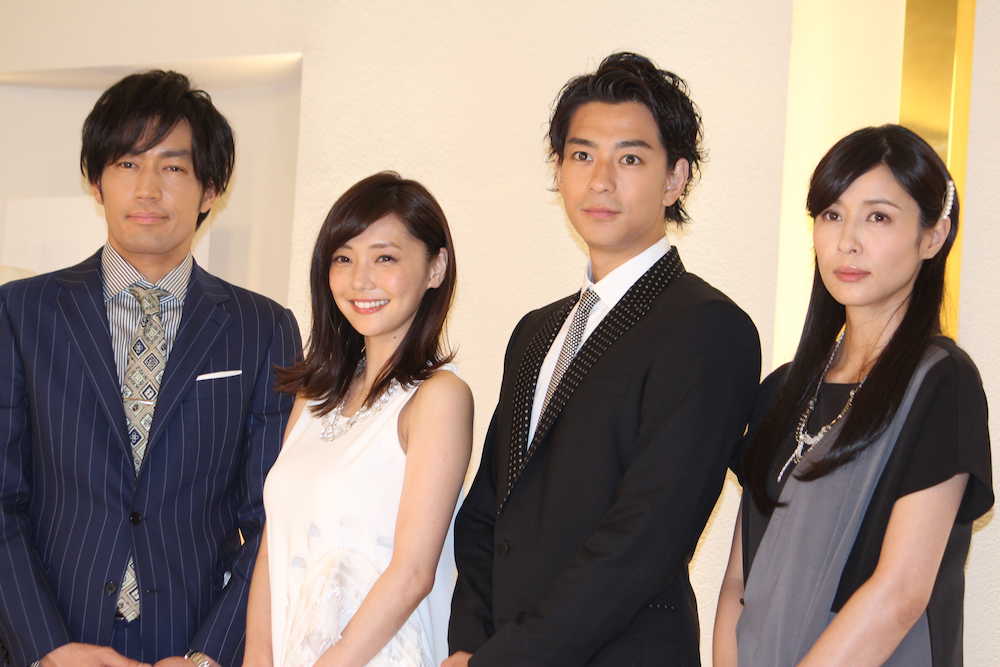 ドラマ「奪い愛、冬」制作発表会見に出席した（左から）大谷亮平、倉科カナ、三浦翔平、水野美紀
