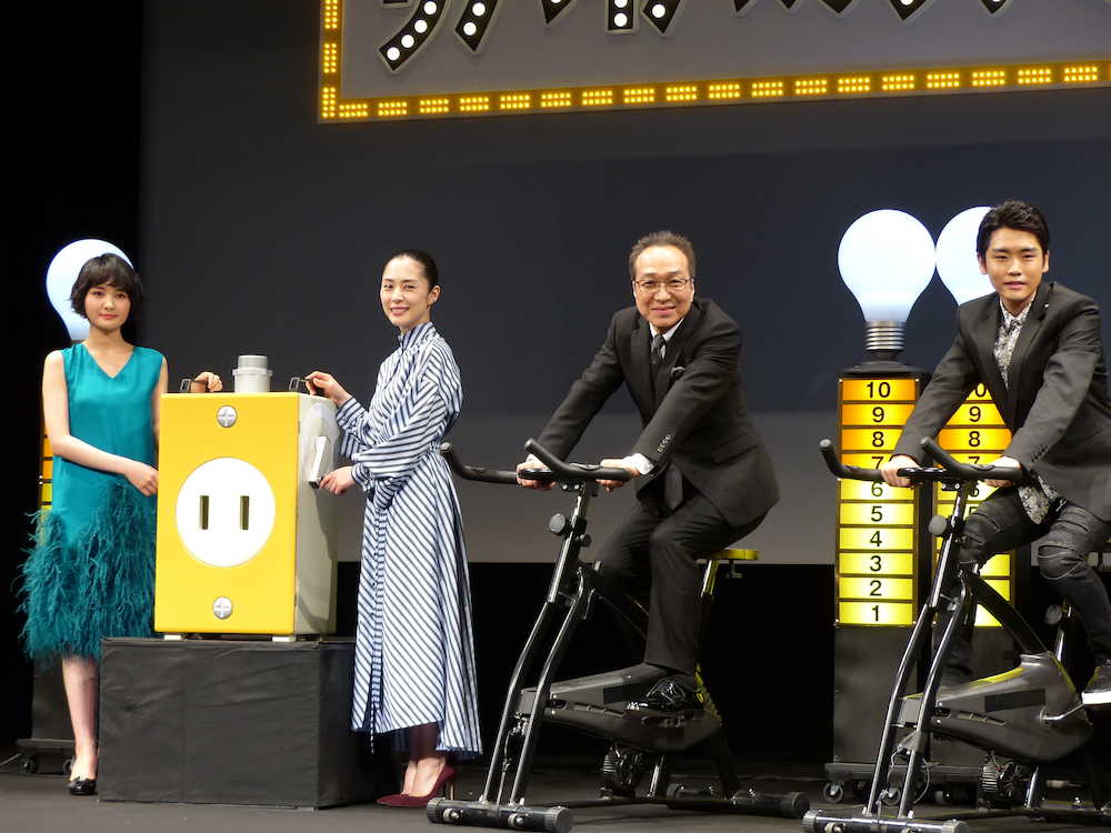 映画「サバイバルファミリー」の完成披露試写会で舞台あいさつした（左から）葵わかな、深津絵里、小日向文世、泉澤祐希
