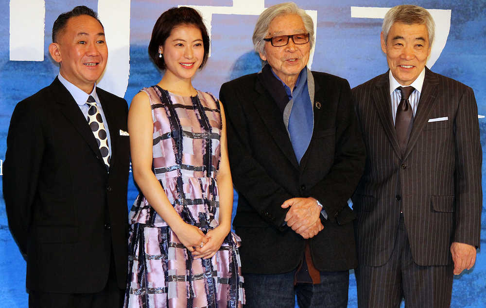 音楽劇「マリウス」製作発表に出席した（左から）林家正蔵、瀧本美織、山田洋次、柄本明