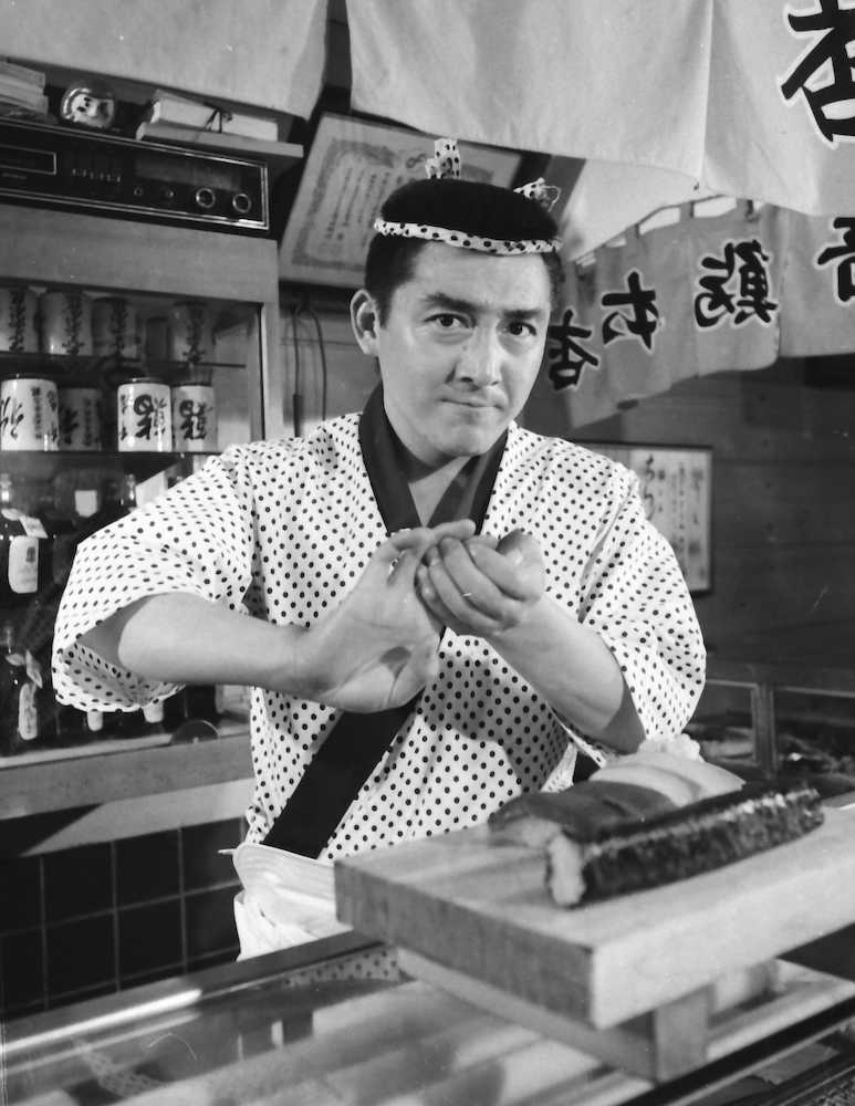 １９７６年３月、日本テレビ「あがり一丁」ですし屋で特訓する松方弘樹