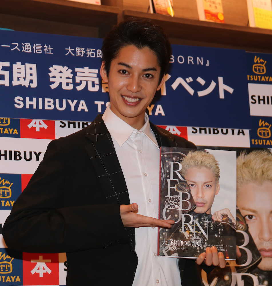 写真集「ＲＥＢＯＲＮ」発売記念イベントの取材で笑顔を見せる大野拓朗