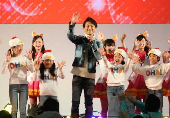 千葉・幕張メッセで行われたイベントにサプライズ出演し、子供たちと歌を歌う氷川きよし