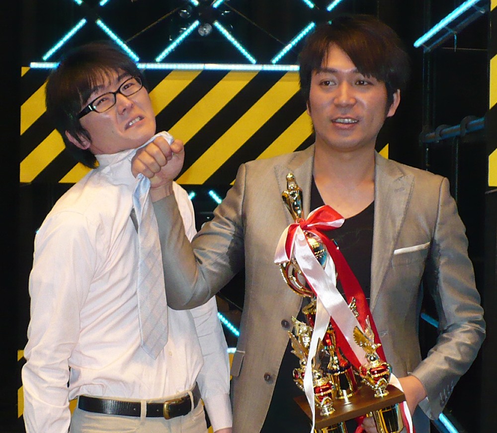 お笑いコンビ「スーパーマラドーナ」の田中一彦（左）と武智正剛