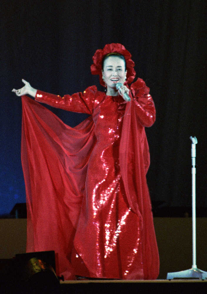 ８８年、東京ドームに舞い降りた不死鳥。華麗な赤い衣装で熱唱した美空ひばりさん