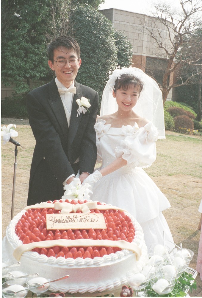 披露宴でウエディングケーキ入刃する将棋の羽生善治（左）と元女優の理恵さん（１９９６年撮影）