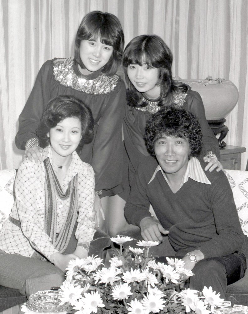 日本テレビ「シャボン玉ホリデー」で進行役を務めた藤村俊二さん。１９７６年、ピンク・レディー（上段）と、同じく進行役の三ツ矢歌子さん（下段左）とともに