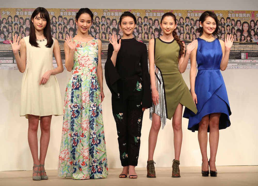 全日本国民的美少女コンテスト概要説明会見に登場した（左から）高橋ひかる、剛力彩芽、武井咲、河北麻友子、吉本実憂