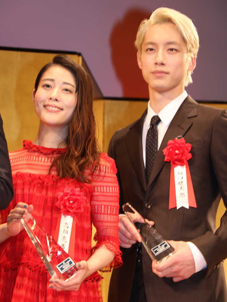 新人賞を受賞した高畑充希（左）と坂口健太郎