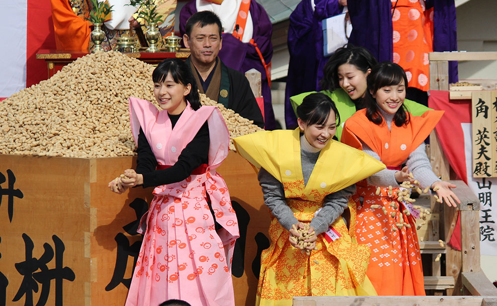 大阪・成田不動尊での豆まきをした（左から）芳根京子、谷村美月、百田夏菜子、土村芳（後方）