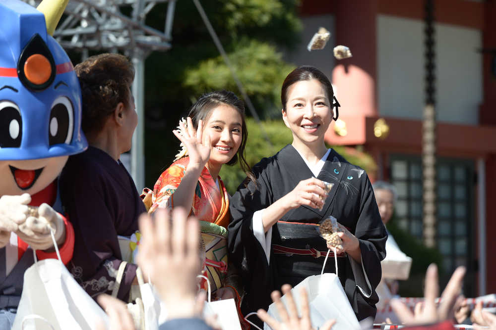 日枝神社で豆まきを行う岡田結実（左）と真矢ミキ