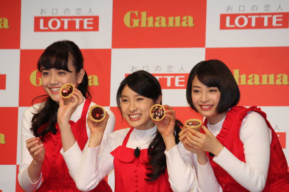 「初チョコ女子とつくる手作りガーナバレンタイン教室」で手作りチョコを見せる（左から）松井愛莉、土屋太鳳、広瀬すず