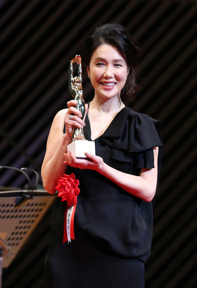女優主演賞を受賞しブロンズ像を手にする筒井真理子