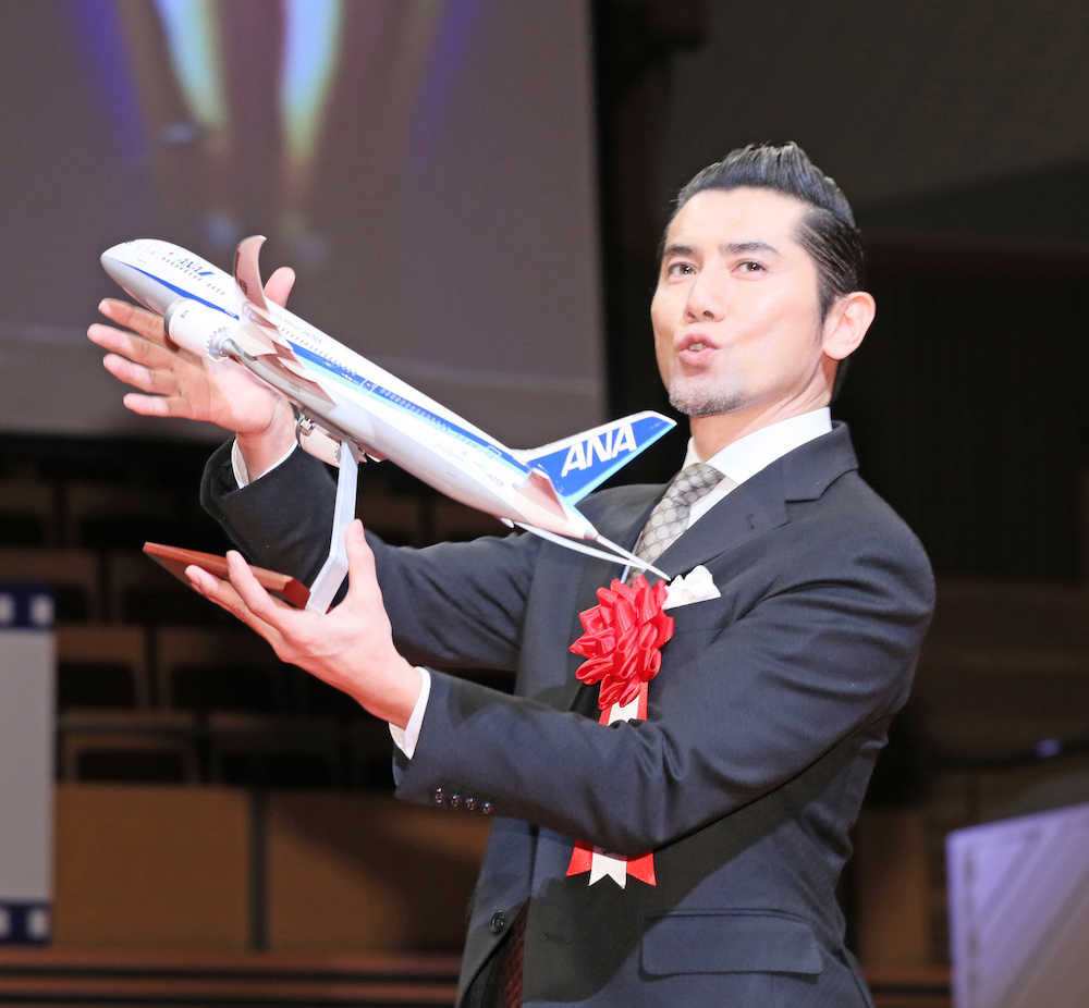 男優主演賞の本木雅弘はＡＮＡの飛行機模型を贈られ笑顔を見せる