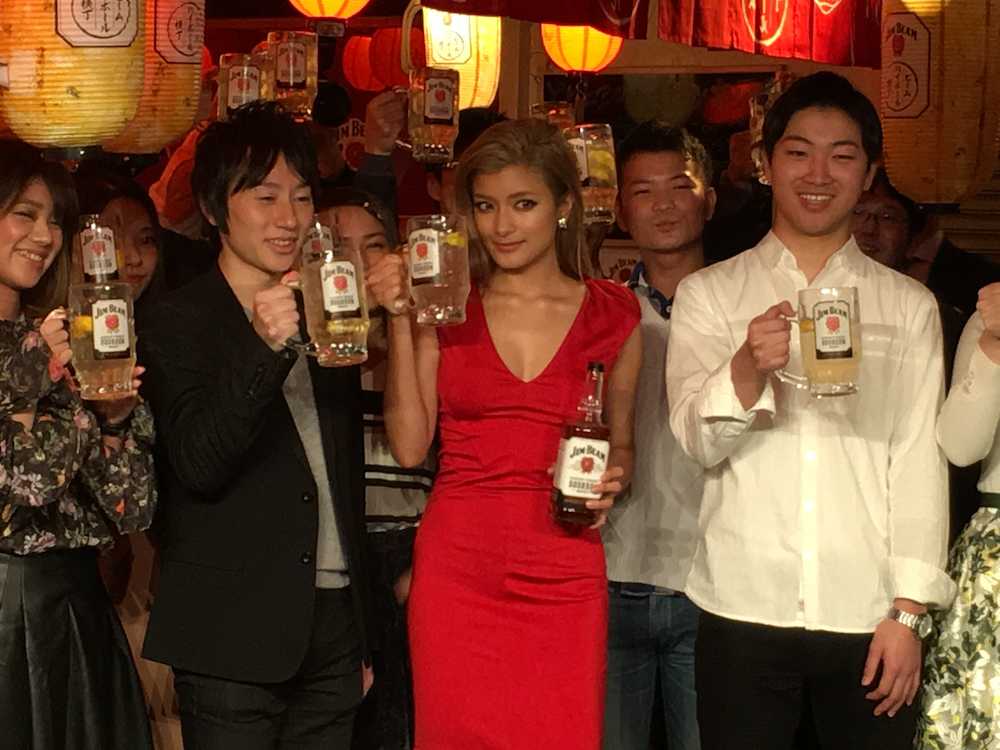 「渋谷ビームハイボール横丁」オープン発表会で、イベント参加者と乾杯するローラ（中央）
