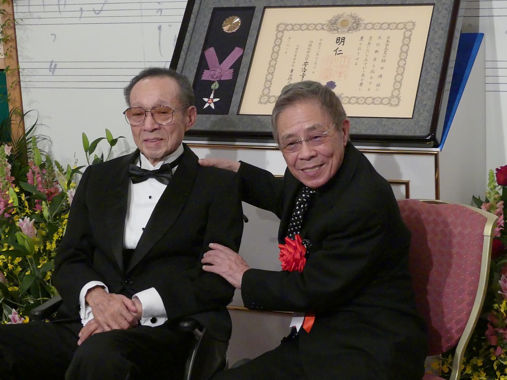 文化勲章受賞を祝う会に出席し、船村徹さん（左）を祝福する北島三郎
