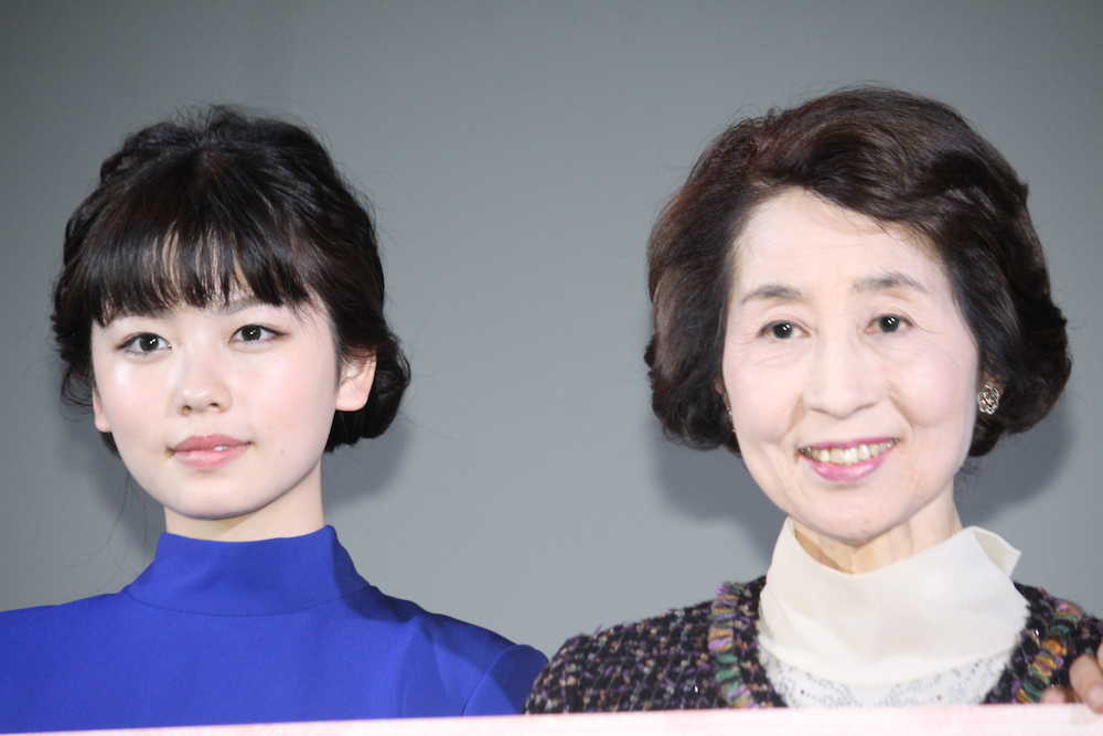 映画「天使のいる図書館」初日舞台あいさつに登壇した小芝風花（左）と香川京子