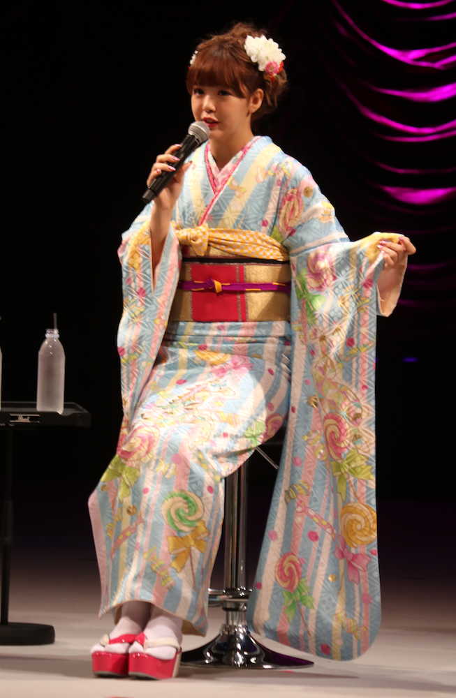「きものクイーンコンテスト２０１７」に特別ゲストとして着物姿で登場した藤田ニコル