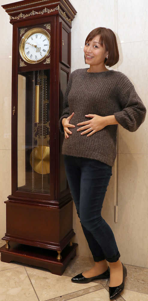 ふっくらした妊娠６カ月のお腹に手をやりながら、赤ちゃんが生まれてくる時が待ち遠しそうな川崎亜沙美