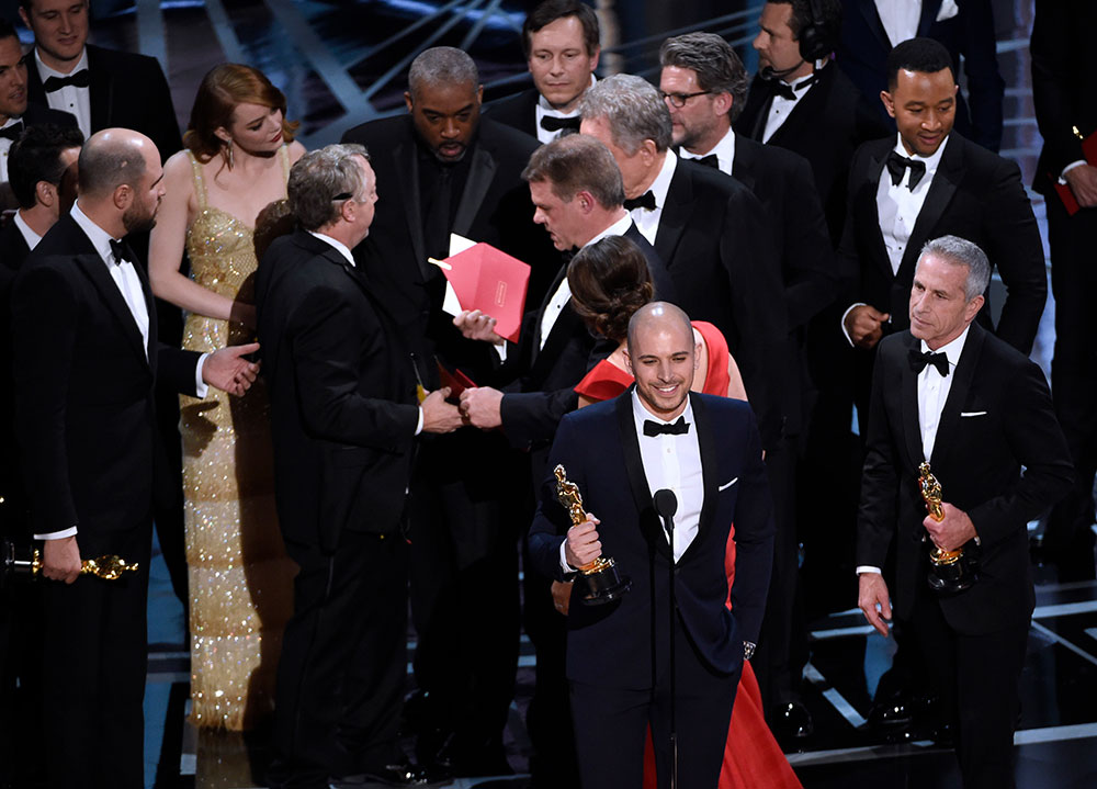 第８９回アカデミー賞授賞式で、一度は誤って「ラ・ラ・ランド」が作品賞と発表され、スピーチをする同映画の関係者。後方では封筒を確認する関係者の姿が…（ＡＰ）
