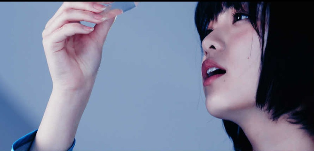 坂道ＡＫＢの「誰のことを一番愛してる？」のミュージックビデオに出演した平手友梨奈