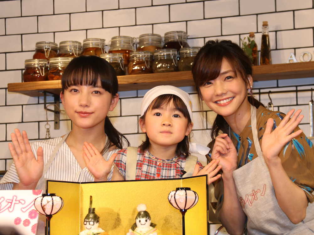 映画「３月のライオン」ひなまつりイベントでちらし寿司作りに挑戦した（左から）清原果耶、新津ちせ、倉科カナ
