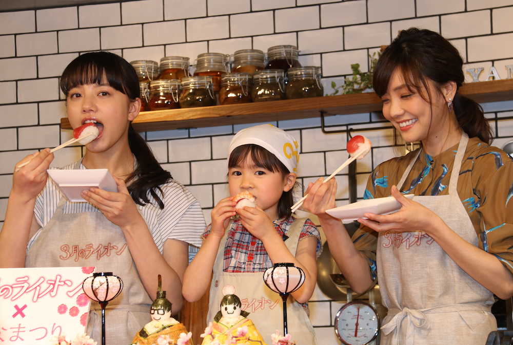 映画「３月のライオン」ひなまつりイベントで手まり寿司を試食する（左から）清原果耶、新津ちせ、倉科カナ