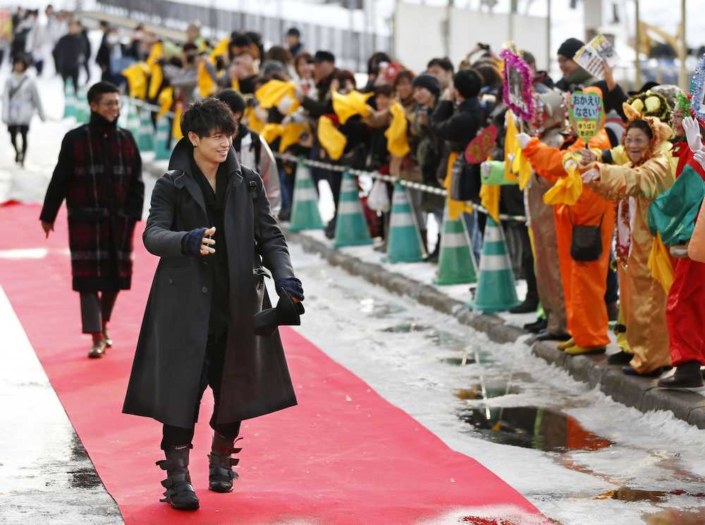 ゆうばり国際ファンタスティック映画祭の歓迎セレモニーで、レッドカーペットの上を歩く斎藤工