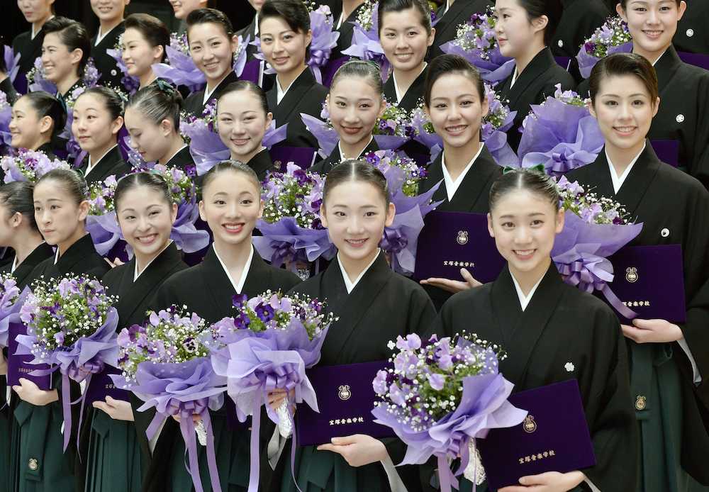 卒業式を終え、ブーケを手に笑顔で記念撮影に臨む宝塚音楽学校の１０３期生