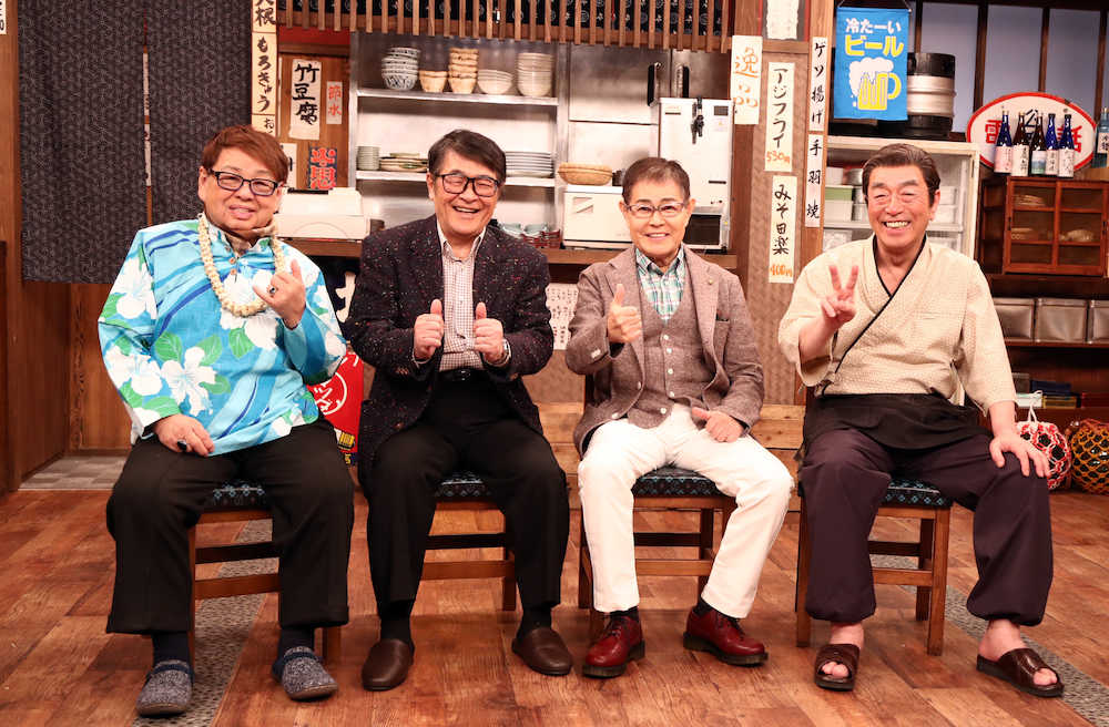 フォトセッションでポーズを取る（左から）高木ブー、仲本工事、加藤茶、志村けん