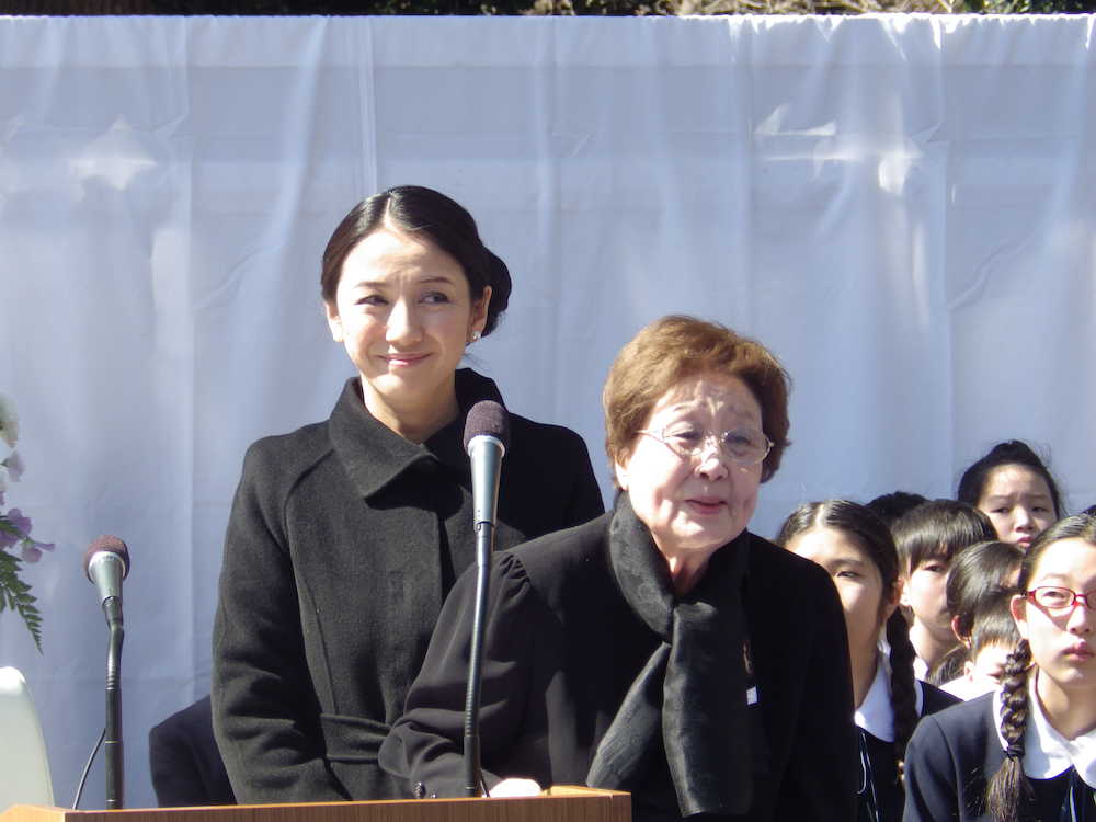東京大空襲の式典に出席した海老名香葉子さん（右）と女優の国分佐智子