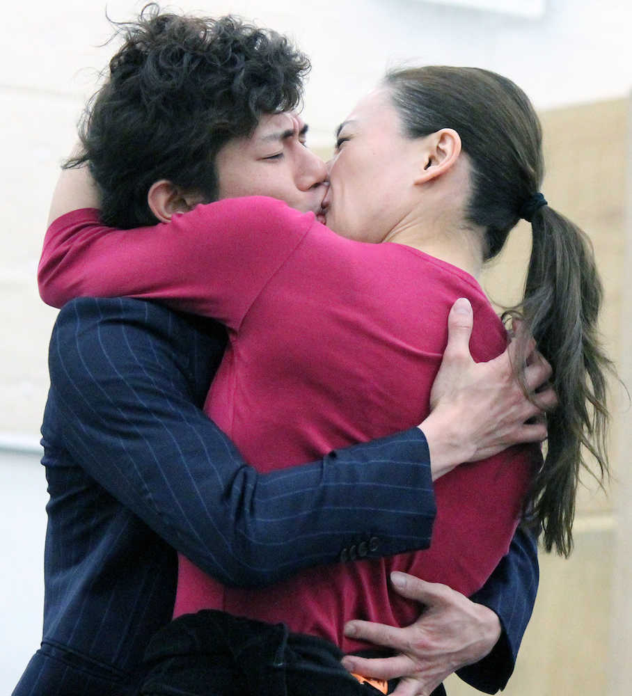ミュージカル「紳士のための愛と殺人の手引き」の稽古で激しいキスをかわす柿澤勇人とシルビア・グラブ