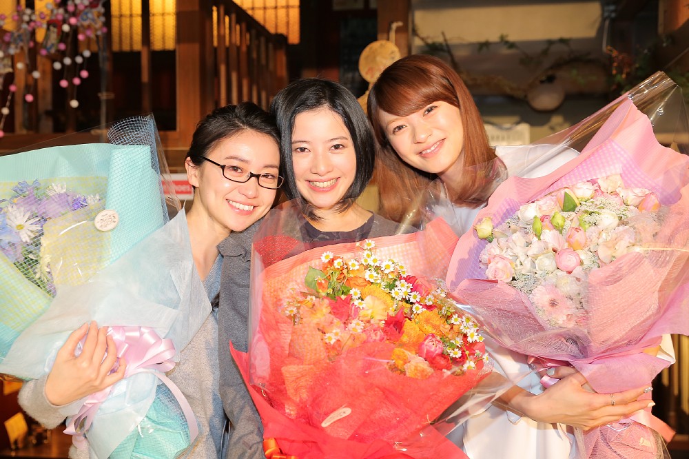 「東京タラレバ娘」でクランクアップを迎えた（左から）大島優子、吉高由里子、榮倉奈々（Ｃ）日本テレビ