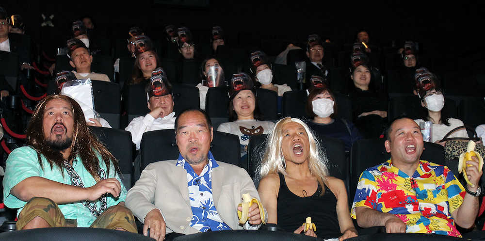 映画「キングコング」のイベントで４ＤＸ上映を初体験した（左から）真壁刀義、ガッツ石松、バイきんぐ
