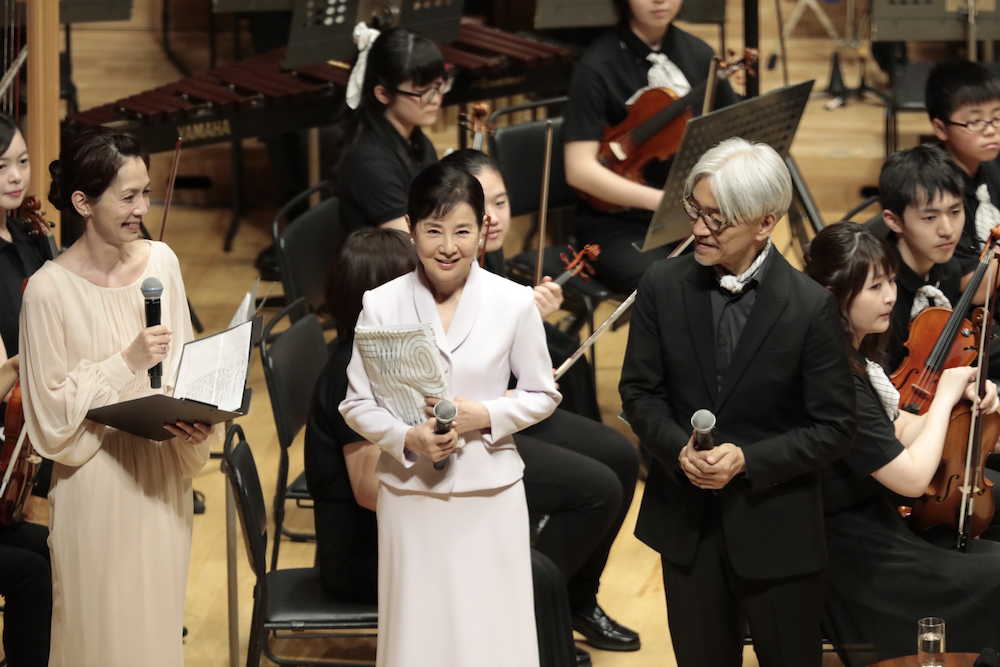 東北ユースオーケストラのコンサートにゲスト出演した吉永小百合（中央）を挟んで進行役の渡辺真理（左）と坂本龍一