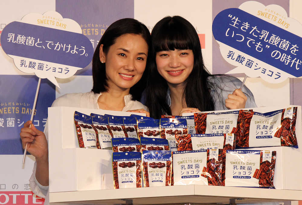 ロッテ「乳酸菌ショコラ」新商品発表に出席した吉田羊と小松菜奈