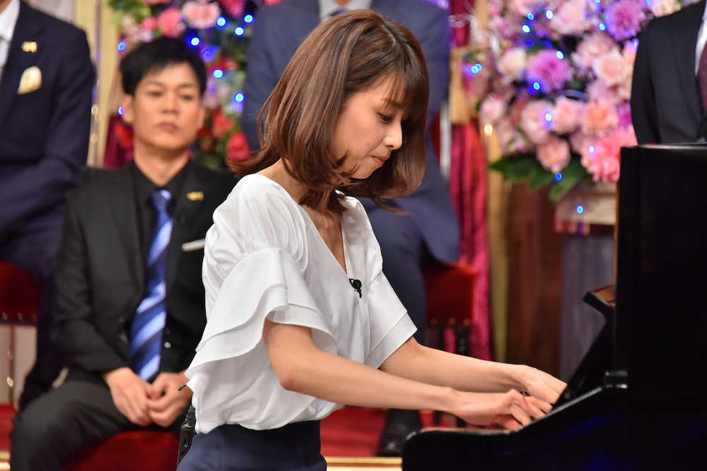 日本テレビ「しゃべくり００７」でピアノ演奏を披露する加藤綾子アナ