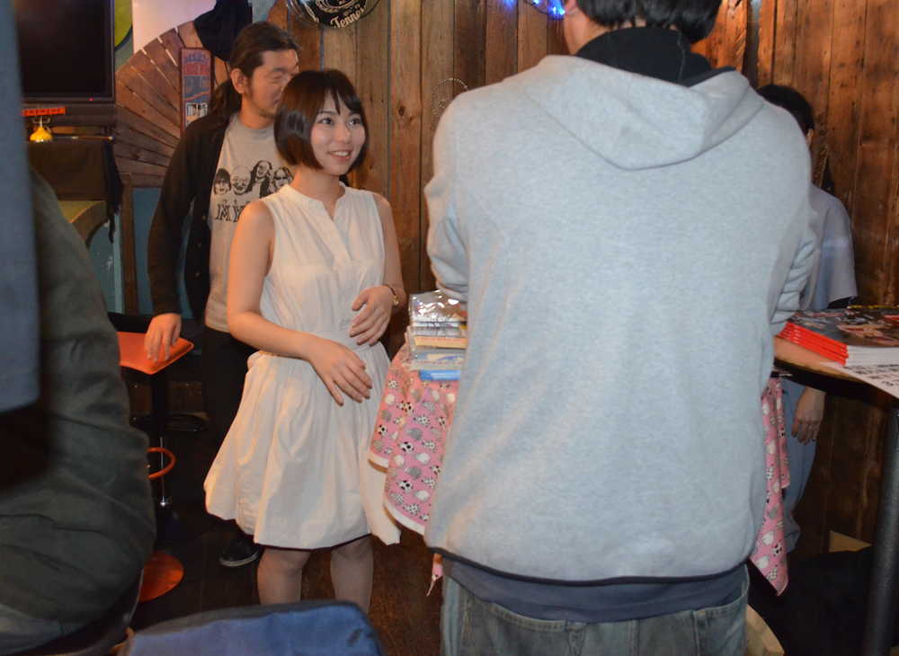 東京・阿佐ケ谷のライブハウスでのイベントに登場した姫乃たま。物販コーナーで、ファンの男性と和やかに談笑